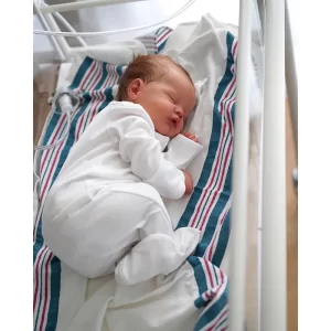 Boneca Reborn com Cabelo Implante Fino – Corpo de Pano Macio e Rosto Realista